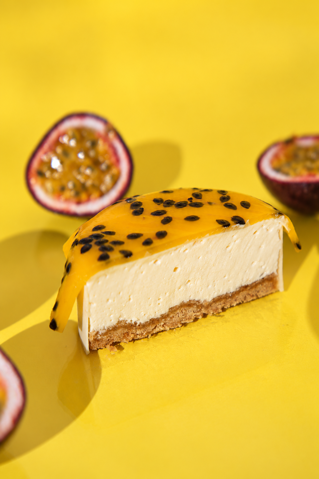 Passion Cheesecake с маракуя, бял шоколад и бадемов щройзел от Crémeux Pastry